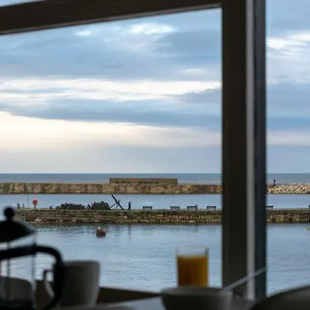 Number 3 Pier Road 公寓