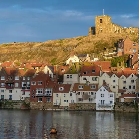 דירה Number 3 Pier Road