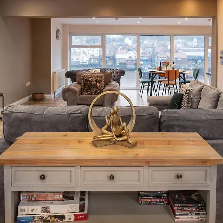 Number 3 Pier Road * וויטבי