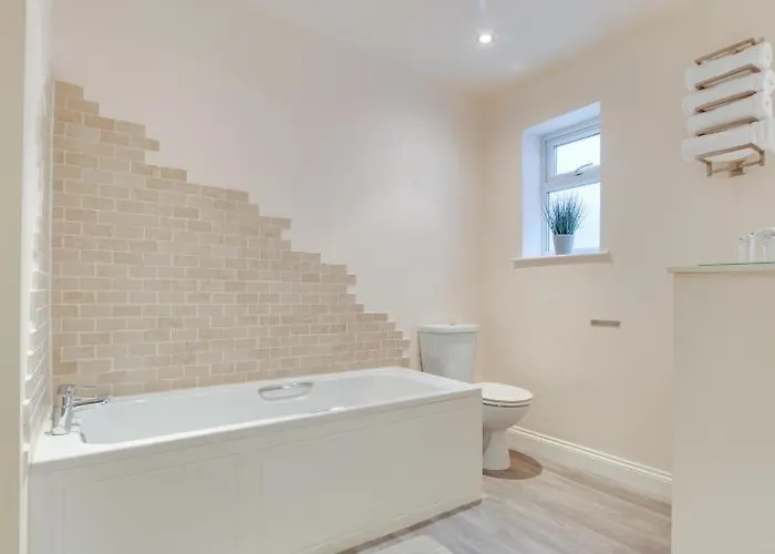 Number 3 Pier Road וויטבי