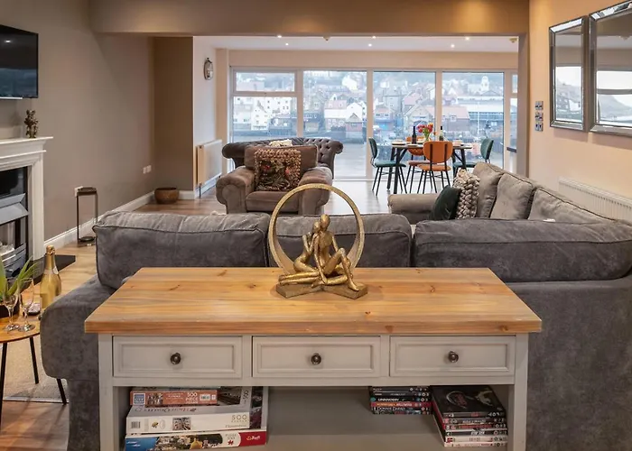 Number 3 Pier Road * וויטבי