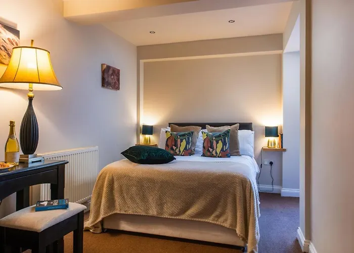 Number 3 Pier Road וויטבי